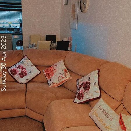 Lovely 2 Bed Flat/Apt In East London- Nice Estate. Dagenham Esterno foto