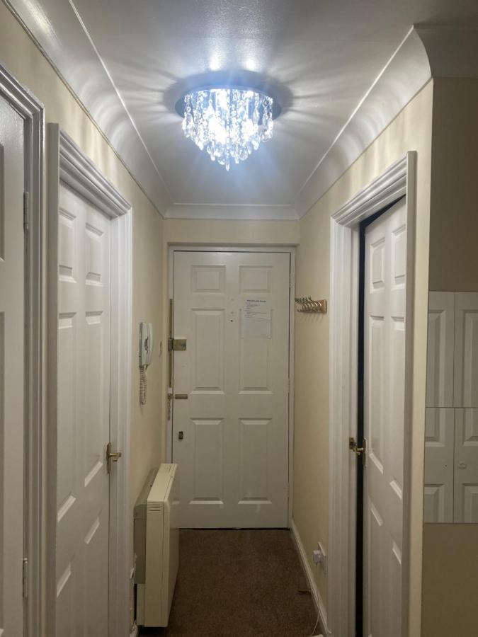 Lovely 2 Bed Flat/Apt In East London- Nice Estate. Dagenham Esterno foto
