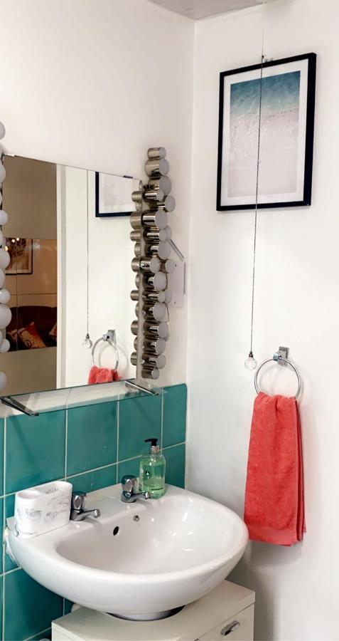 Lovely 2 Bed Flat/Apt In East London- Nice Estate. Dagenham Esterno foto
