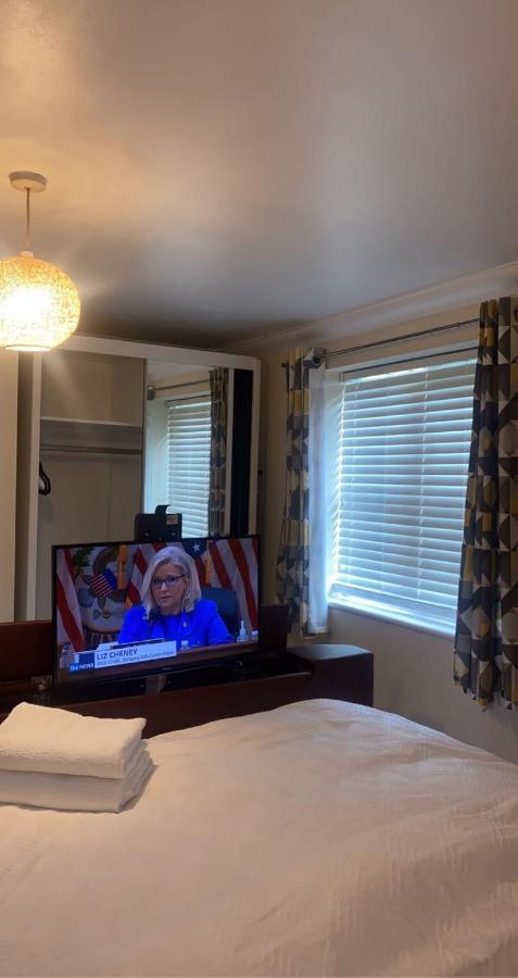 Lovely 2 Bed Flat/Apt In East London- Nice Estate. Dagenham Esterno foto