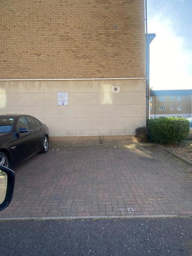 Lovely 2 Bed Flat/Apt In East London- Nice Estate. Dagenham Esterno foto