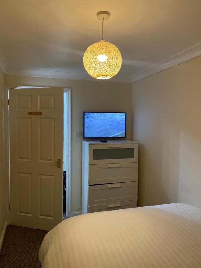 Lovely 2 Bed Flat/Apt In East London- Nice Estate. Dagenham Esterno foto