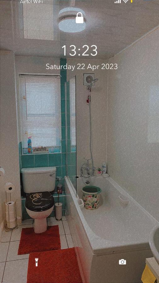 Lovely 2 Bed Flat/Apt In East London- Nice Estate. Dagenham Esterno foto
